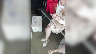 地下鉄駅でのスカート内盗撮：巨乳と小粒乳首の接写（パート2） [オリジナル版] ipcam 3 02-050526