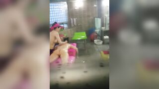 その価値は、その信憑性にある。この大胆不敵な男は、抑えきれない欲望に駆られ、公衆トイレの隙間から女性たちの入浴シーンを密かに撮影したの ipcam