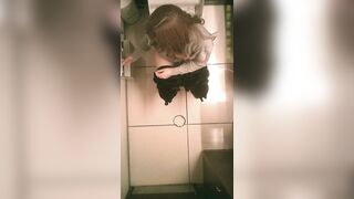女子トイレ紀行 No.04 便座で体育座り! （→丸見え♪） 全員外撮り5名収録！ voyeur jp 160526