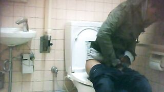 【初出品】某コンビニ★これはスゴい!! 店長が仕掛けた生々しい♥女子トイレ盗撮♥ 02 voyeur jp 180526