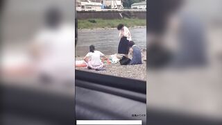 河原で堂々☆着替えるJ●たち② voyeur jp 180526
