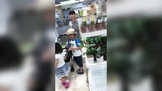 ２人のママさんの逆さパンチラ動画-静止画-１０４ voyeur jp 04-230526