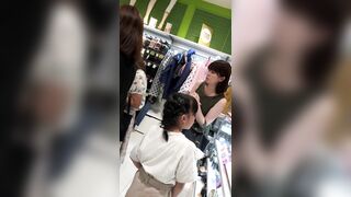 ２人の若ママさんの逆さパンチラ動画 静止画 １７８ voyeur jp 01