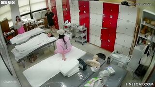 [신작] 마사지 치료사 양성 과정 학생들이 서로 마사지를 해주고 있다. 한 남학생이 여학생을 마사지하려다 당황하는 모습이 포착됐다 korean porn vip ipcam