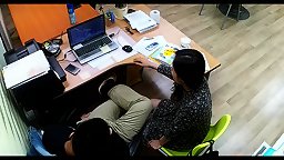 公司摄像头破解偸拍 下班后经理与碎花连衣裙文员用电脑看黄片一起研究性爱动作 在办公桌前打一炮