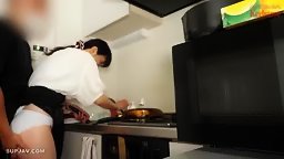 無修正 FC2PPV 2785391 【無修正ｘ個人撮影】旦那が不在中に図々しく夫婦の家に上がり込み、台所で皿洗いをしている人
